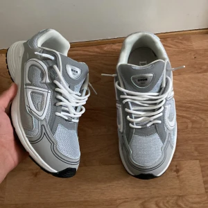Grå Dior B30 sneakers - Säljer ett par grå Dior B30 sneakers riktigt feta säljer dem för behöver dem inte men om dem inte blir sålda behåller jag dem för dem är så fina aldrig använda ta din chans nu 