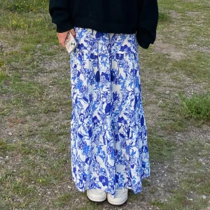 fin långkjol - såå fin långkjol från Lindex🩷nästan aldrig använd, säljer då den tyvärr är för kort på mig🥲pris kan diskuteras!!