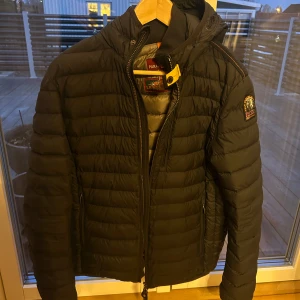 Svart dunjacka från Parajumpers - Säljer nu min parajumperjacka för att jag har tröttat på den och är sugen på något nytt. Den är äkta har inte kvitto på den men du kan scana qr coden för att bevisa att den är äkta. (Jag kan också ta emot byten så kom med offer)