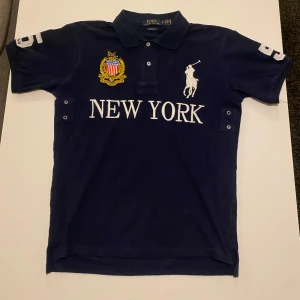 Mörkblå Chief Keef polo - Väldigt fet Chief Keef polo med NEW YORK trycket. Måste nästan vara den fetaste av dessa polos. Pris kan diskuteras, bara att skicka bud!