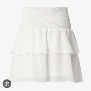 Vit volangkjol - Söt vit volangkjol från chelsea. Endast använd 2 ggr. Funkar även som topp!💞