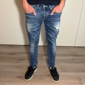 Dondup George - Riktigt sköna jeans med ett stilrent slitage under vänstra fickan. Super snygg tvätt på dom som ger en blandad och perfekt nyans. Skick 9,5/10! Sparsamt använda, tveka inte på att skriva vid minsta fundering 😃👊🏼