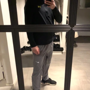 Nike  byxor  - Nike byxor använda 2 gånger inte sönder nånstans 