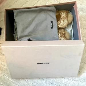 Miu miu ballerinaskor  - Sötaste ballerina skorna från Miu Miu❤️‍🔥 box och dustbag följer med. De är tyvärr för stora för mig,  är storlek 37,5 men passar 38.