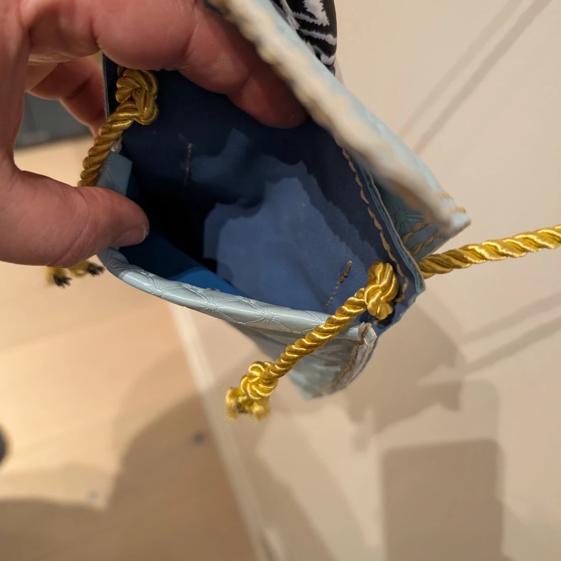 Ljusblå quiltad axelväska med zebramönstrad detalj - 2