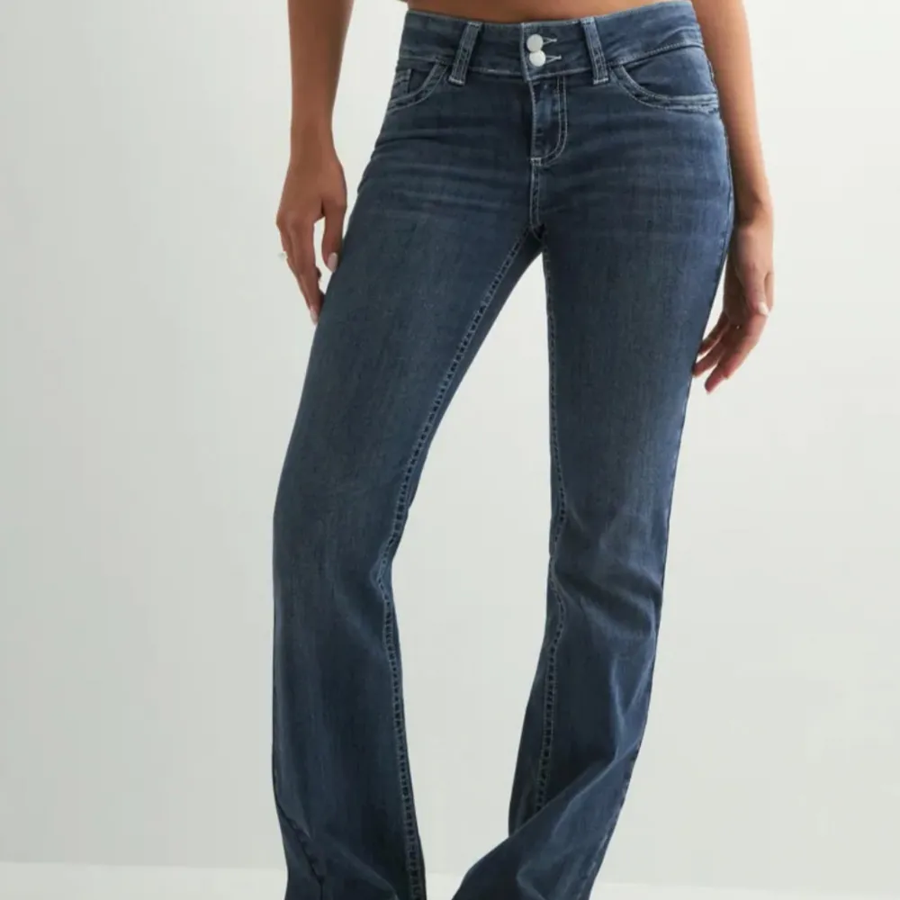 Snygga blå bootcut jeans med låg midja, de är snygga fota detaljer på fickorna. De har en klassisk femficksdesign och stängs med dragkedja och knapp. Knappt använda. Dom kommer ifrån Nelly och jag säljer dom då dom är lite för korta på mig. 💕. Farkut & Housut.