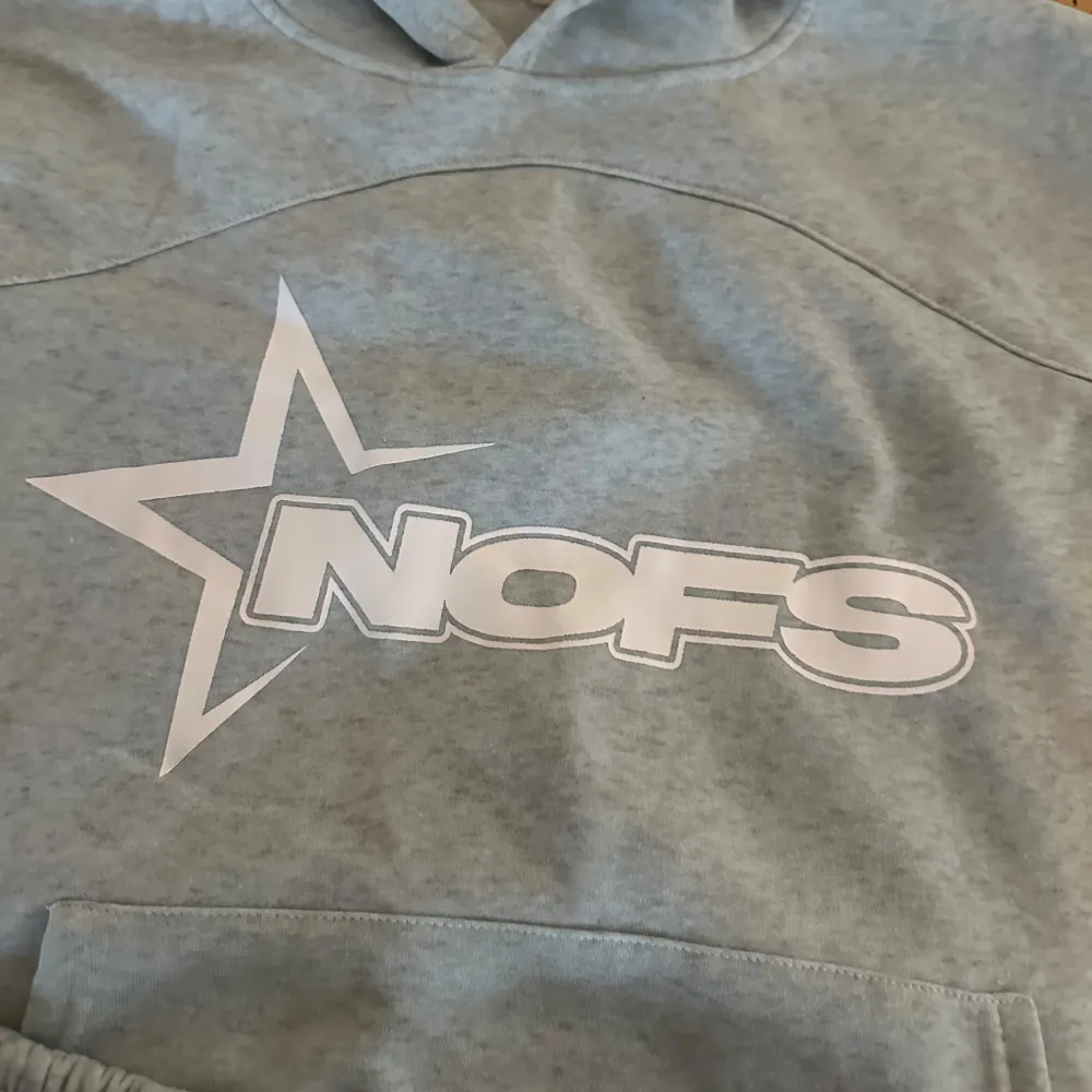 Säljer ett helt Nofs set som är i as bra skick då den blev för liten väldigt snabbt för mig. Den är i storlek S. perfekt nu till våren. Hupparit & Collegepaidat.