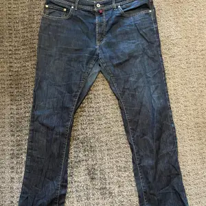 Blå jeans från Pierre Cardin 