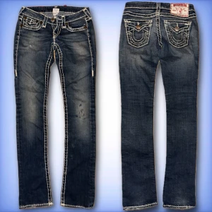 True Religion jeans - Ett par fina lågmidjade true religion jeans! Dem har en fläck på höger knä, men annars inga andra problem med dem! Innerben: 82cm. Midjemått tvärs över: 35cm☺️