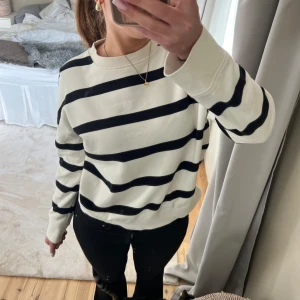 Randig tröja i svart och vit - Säljer en stilren randig tröja i svart och vit. Tröjan har långa ärmar och en klassisk rund halsringning. Perfekt för en avslappnad look. 🖤🤍 köpt för 790