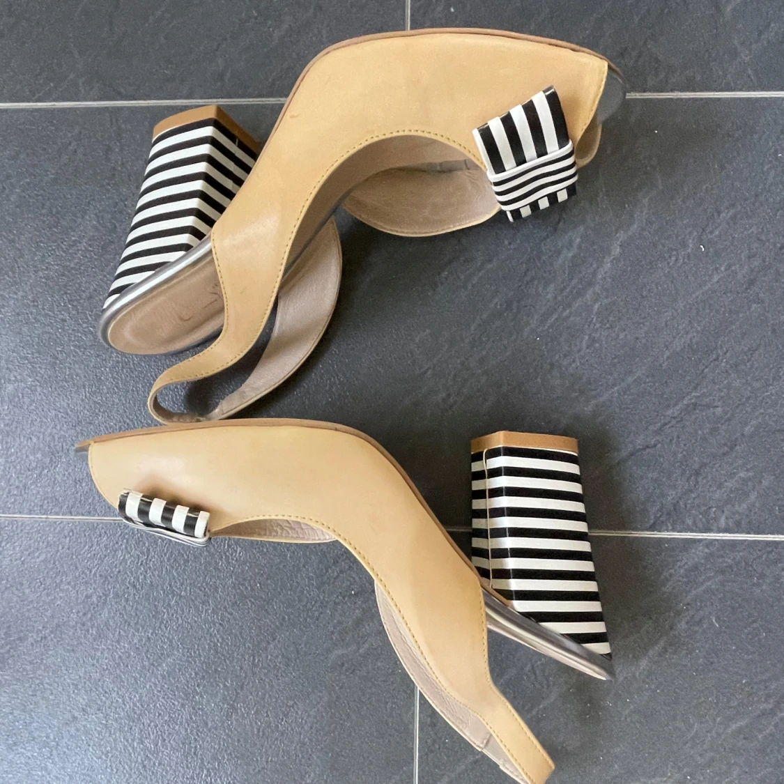 Beige klackskor med randig detalj - 1