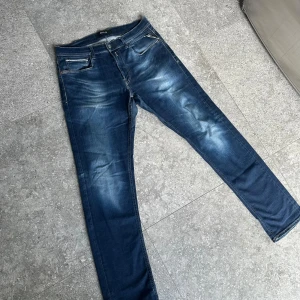 Replay jeans Grover - Sjukt snygga replay jeans i modellen grover, väldigt skönt, stretchigt material. Snygga fades, några tecken på användning. Storlek W33 L32, rak passform. Skriv vid frågor❗️