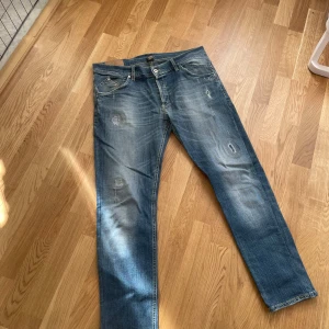 Dondup Jeans - Blåa jeans från Dondup. Storlek 40. Skriv om det är några funderingar 👍🏼