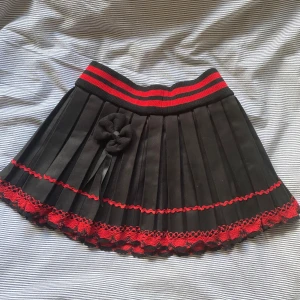 Punk kjol  - En söt och punkig kjol från BlueFox! Passar storlek S-M. 