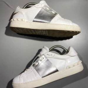 Valentino skor - Hej! Säljer nu mina skor från märket Valentino, storlek 40, bra skick. Givetvis äkta, Tveka inte på att höra av dig om du har frågor eller funderingar kring skorna!