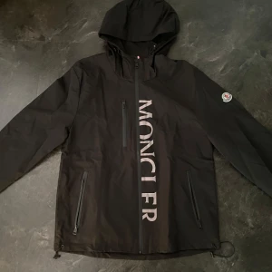 Moncler vindregnjacka  - Hej säljer säljer min Moncler vindregnjacka nu eftersom jag inte behöver den så mycket längre helt ny endast testat hör av er via intresse/frågor 
