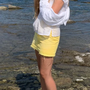 Gul jeanskjol från Na-Kd - Säljer denna så fina kjol i storlek 36 i en underbar gul färg från Na-Kd. Sparsamt använd och i bra skick! Helt kär i färgen🥰🥰🥰