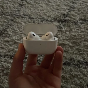 Hörlurar - Helt nya hörlurar med jätte bra ljud och otroligt bra noise cancellation. Har lång batteritid och laddar snabbt. Man får också med ett skal👍