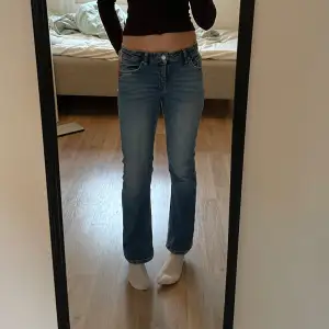 Snygga blå jeans med bootcut och låg midja. Perfekta för en avslappnad stil. Klassisk femficksdesign och knappgylf💞💘