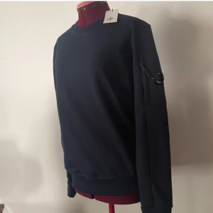 Marinblå tröja från C.P. Company - Cp company tröja helt ny jätte bra skick. Den är aldrig använd