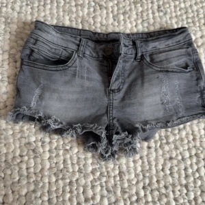Lågmidjade Grå jeansshorts  - Säljer ett par grå jeansshorts som är Lågmidjade ifrån Buffalo, storlek 34
