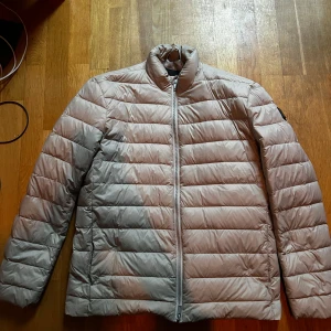 Beige quiltad pufferjacka från Matinique - Säljer en stilren beige pufferjacka med quiltat mönster och dragkedja. Jackan är köpt denna vinter men är bättre för våren. Säljer den pga för liten. Nypris 1349 :-