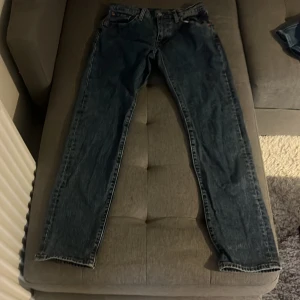 Blå jeansbyxor - Säljer ett par helt oanvända levis jeans! Dem var för små när jag köpte dem och har tyvärr ej kommit till användning. Pris ej hugget i sten!!😆