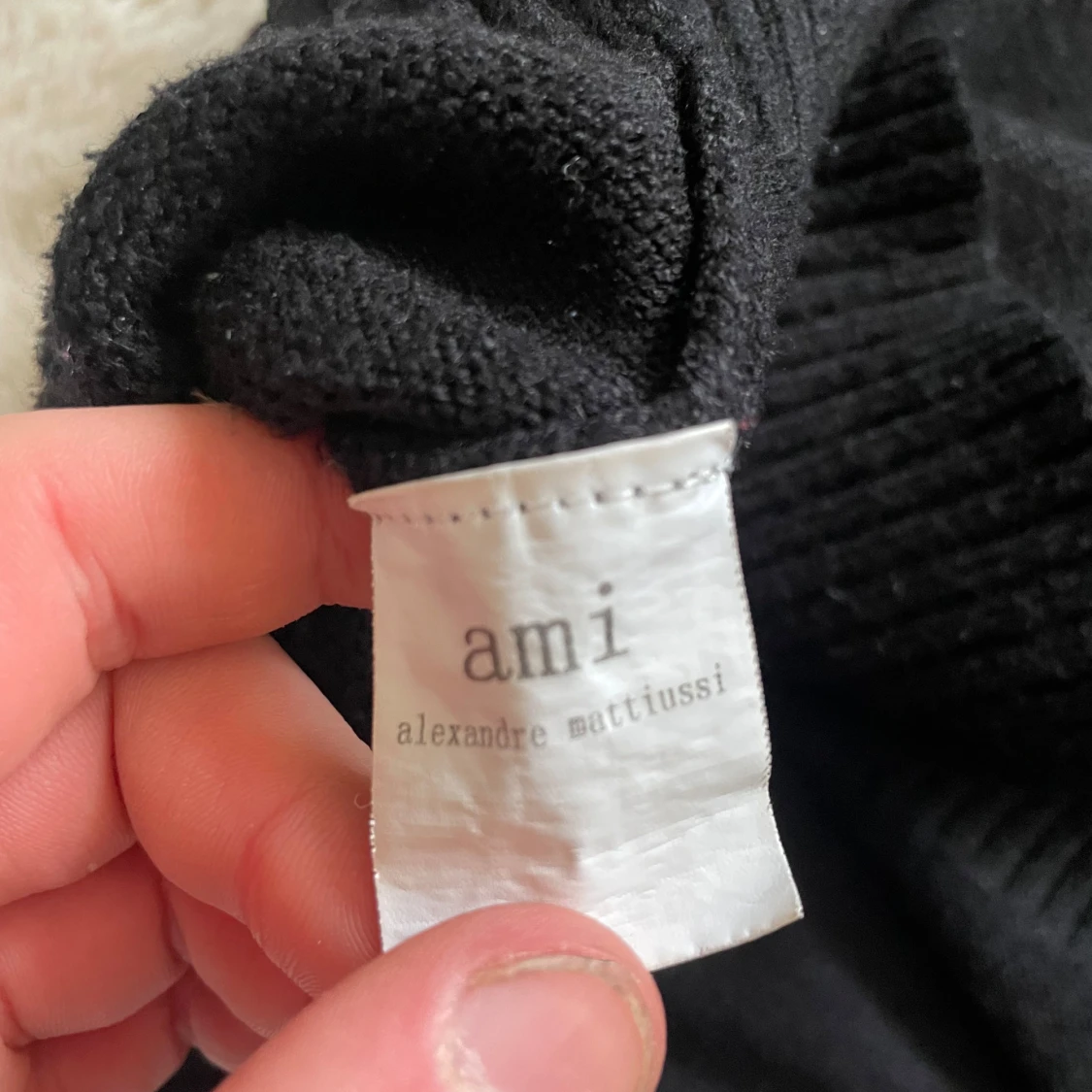 Svart tröja med rött hjärtmönster från Ami - 2