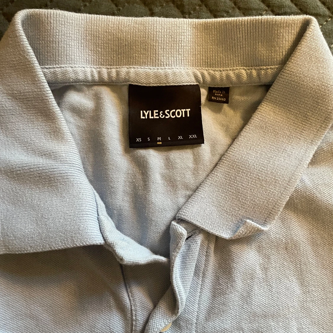 Lätt ljusblå pikétröja från Lyle & Scott - 2