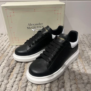Alexander McQueen Svart Vit Skor - Snygga skor från Alexander McQueen || Storlek: 43 || Helt nya med box 