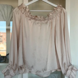 Off shoulder blus  - Säljer och har endast provat den men tyckte inte att den passade mig. Därav nyskick