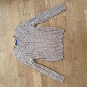 Kabelstickad Ralph lauren tröja  - Bra skick-skriv om ni har frågor-A=47cm B=42cm C=37cm D=66cm E=63cm