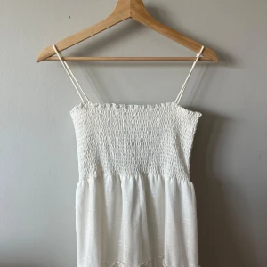 Vit klänning - Fin klänning, perfekt till sommaren!!🩷