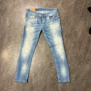Dondup jeans  - Snygga ljusblå jeans med slitningar från Dondup. Storlek 34.Modellen på jeansen är ”george” vilket är det trendigaste just nu! Passar dig som är runt 175-182 cm. Byxorna är i ett väldigt bra skick och har tagit väl hand om. Nypris för byxorna ligger på ca 3000 kr. Mitt pris 400 kr ! Skriv vid frågor och funderingar 