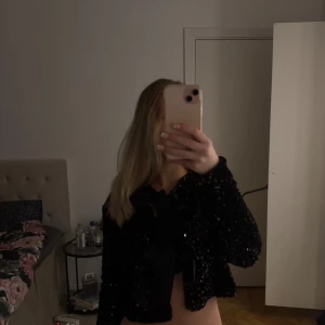 Svart glittrig tröja - Säljer en svart glittrig tröja med långa ärmar. Jackan har en elegant och festlig känsla. 💗💗