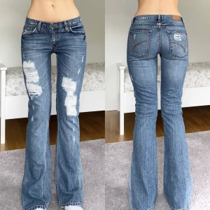 gina jeans - midja: 78 innerben: 80 🤍 lågmidjade jeans sydda bootcut, vintage från Gina Tricot 🤍 jag är 171cm, stl S/36/28 🤍 läs POLICY & FRAKT (i gillade inlägg) innan du skriver 🤍 använd gärna ”köp nu” 🤍 