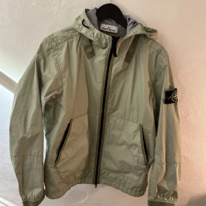 Stone island jacka - Säljer en fin Stone island jacka i gott skick endast använd någon enstaka gång jackan är självklart äkta och har inga skador eller defekter. Hör gärna av er privat om ni har några frågor eller funderingar