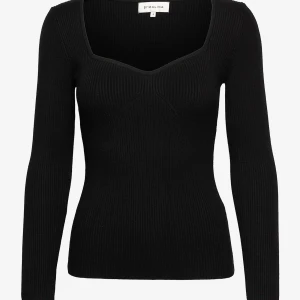 Svart stickad tröja By Malina - Snygg svart ribbad/stickad tröja från By Malina! Nypris är ca 1900kr :) Väldigt fin passform och extremt bra kvalité, men säljer då den tyvärr inte kommit till användning :( 💞