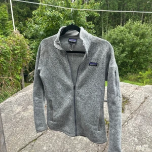 Patagonia Fleece - Fet fleece jacka i fint skick köpt för nån månad sen. Skick 9,5/10. Storlek S. Hör av er vid frågor eller funderingar. Pris kan diskuteras!