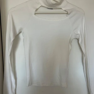 Vit topp - Snygg topp från Gina Tricot, sitter jättenajs på 