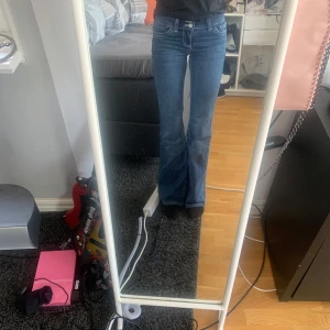 Blå bootcut jeans - Snygga blå bootcut jean. Säljs på grund av att dom inte kommer till användning. Har bara används några gånger 