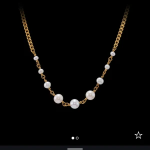 Maria Nilsdotter halsband  - Maria Nilsdotter, dawn necklace. Bra skick utöver att färgen lossnat och därmed är halsbandet mer silver än guld. Är även öppen för byten mot ett annat Maria Nilsdotter smycke! 