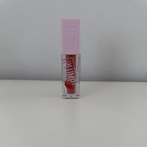 Maybelline LIFTER Lip Plumper 🩷❤️ - Helt nytt Maybelline LIFTER PLUMP i färgen ”005 PEACH FEVER”. Nypris 169kr! FÖRST TILL KVARN!❤️🩷(BUNDLERABATT VID KÖP AV FLER ARTIKLAR!)
