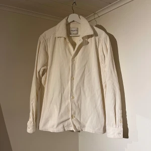 These Glory Days Overshirt vit - Säljer denna sjukt snygga Overshirten från These Glory Days⭐️ Färgen är vit och storleken är L✅Jackan har inga defekter och skicket är utomordentligt🙌🤝 Sjukt najs passform och perfekt till vår och sommar☀️🙌 Tveka inte på att höra av er dig vid minsta fråga eller fundering😊