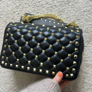 ' - Läderväska med nitar LIKNAR valentino modellen "rockstud spike bag". Det är alltså INTE valentino. Väskan har inget märke och har köpts på en marknad! 🌟Nästan helt ny, använd 1 gång🌟 Finns inga defekter. Jättebra kvalitet! Inköpt för 250€.