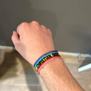 Dior armband - Riktigt snyggt armband för båda killar och tjejer! Finns flera färger. Snabb affär föredras! Hör av er vid funderingar!