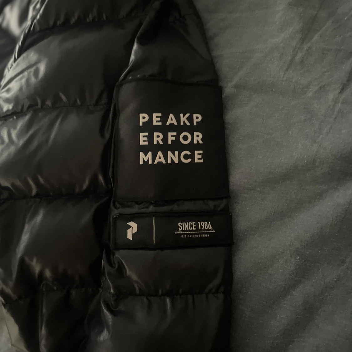 Svart pufferjacka från Peak Performance - 1