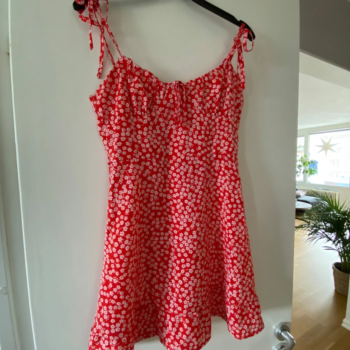 Röd blommig klänning med knytband - 3