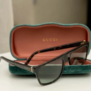 Gucci solglasögon med sköldpaddsmönster - Snygga solglasögon från Gucci med ett klassiskt sköldpaddsmönster. Perfekt accessoar för en stilren look.