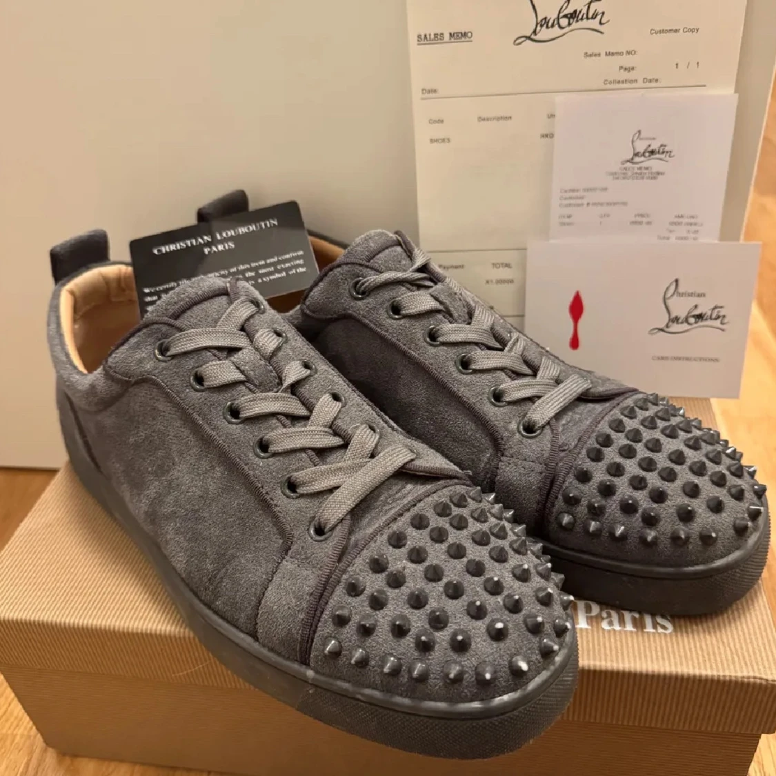 Grå sneakers med nitar från Christian Louboutin